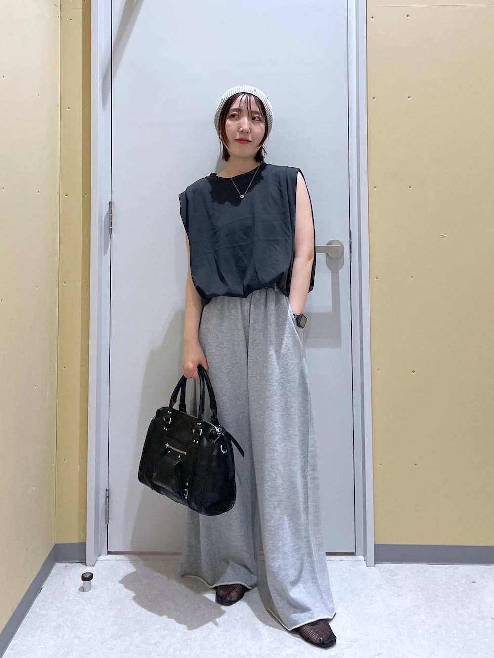 ブラック系のボストンバッグ、グレー系のTシャツ/カットソー、グレー系のスウェットパンツを着用したレディースの夏コーディネートの4枚目の写真