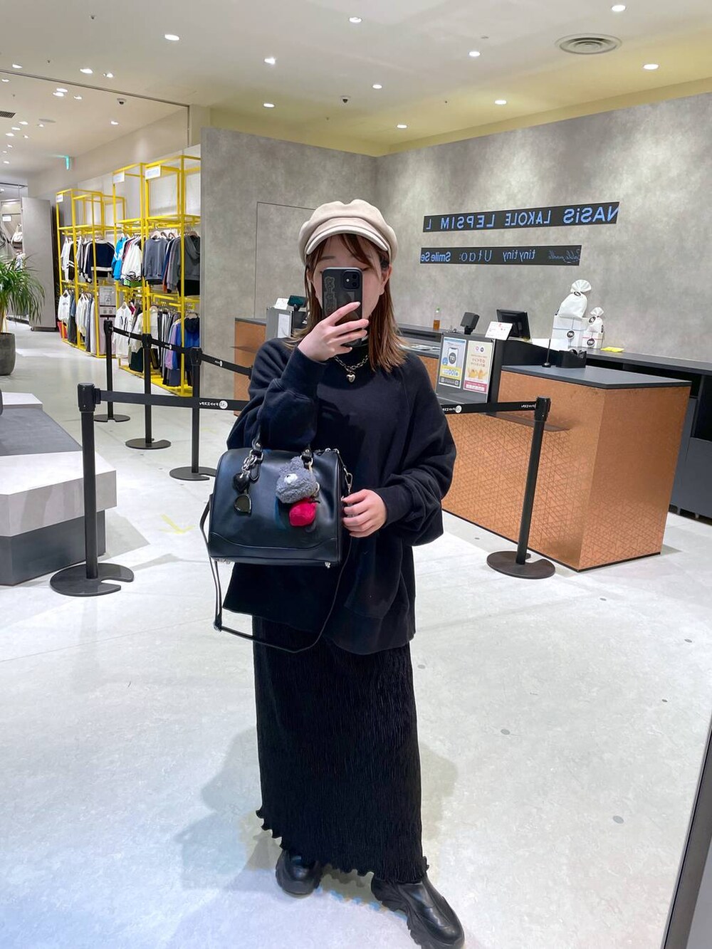 ブラック系のスウェット、ブラック系のスカートを着用したレディースの春コーディネートの4枚目の写真