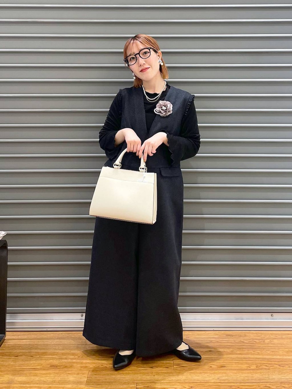 ブラック系のサロペット/オーバーオール、ホワイト系のショルダーバッグ、ブラック系のショルダーバッグを着用したレディースの冬コーディネートの4枚目の写真