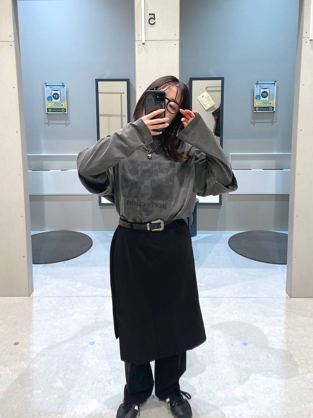 ブラック系のTシャツ/カットソー、ブラック系のその他パンツ、ブラック系のネックレスを着用したレディースの春コーディネートの3枚目の写真