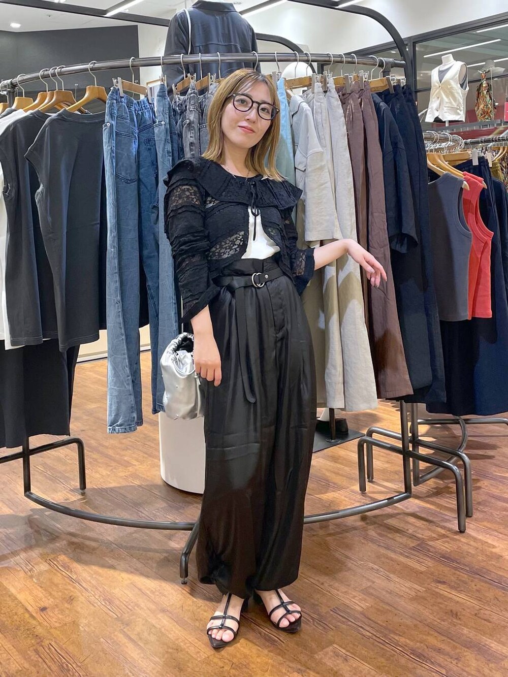 ブラック系のその他パンツ、シルバー系のショルダーバッグ、ブラック系のカーディガン/ボレロを着用したレディースの夏コーディネートの3枚目の写真