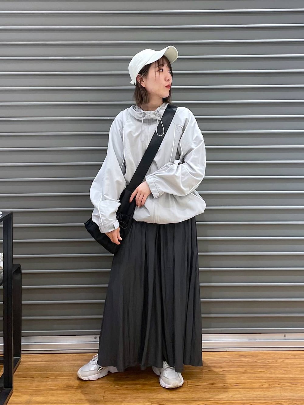 グレー系のその他パンツ、グレー系のその他アウター、ブラック系のショルダーバッグを着用したレディースの春コーディネートの2枚目の写真