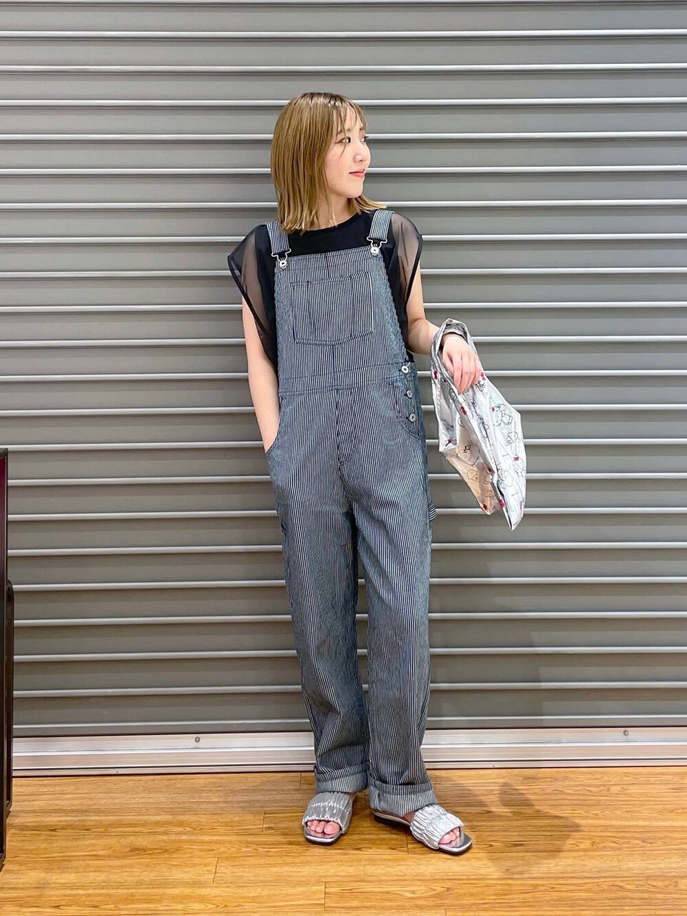 ブラック系のTシャツ/カットソー、シルバー系のサンダルを着用したレディースの夏コーディネートの2枚目の写真