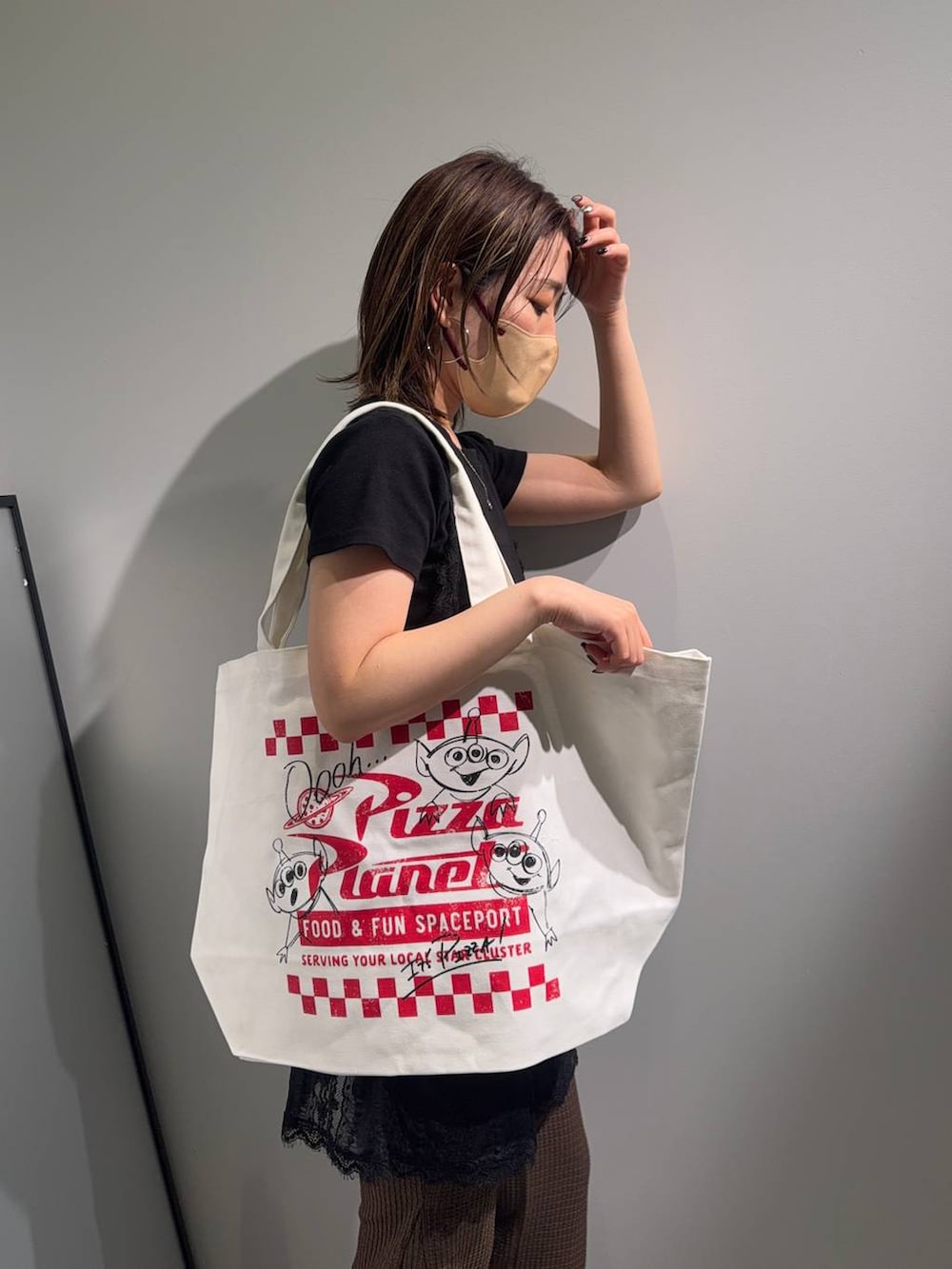ブラック系のTシャツ/カットソー、その他のトートバッグを着用したレディースの夏コーディネートの3枚目の写真