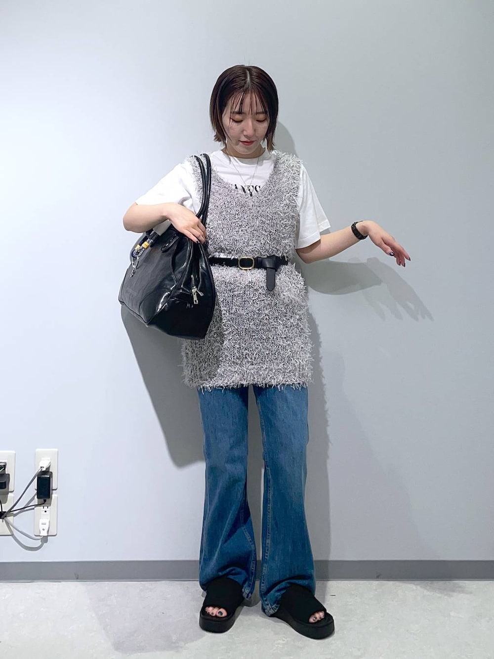 「低身長、カジュアル、ベーシック/シンプル、高見え、ゆったり、モノトーン、シンプルコーデ、大人カジュアル、きれいめカジュアル」｜「LEPSIMの厚底ニットサンダル　290447（サンダル、ブラック系）」を使った、manaさん（レディース・153cm）の夏コーディネートの3枚目の写真