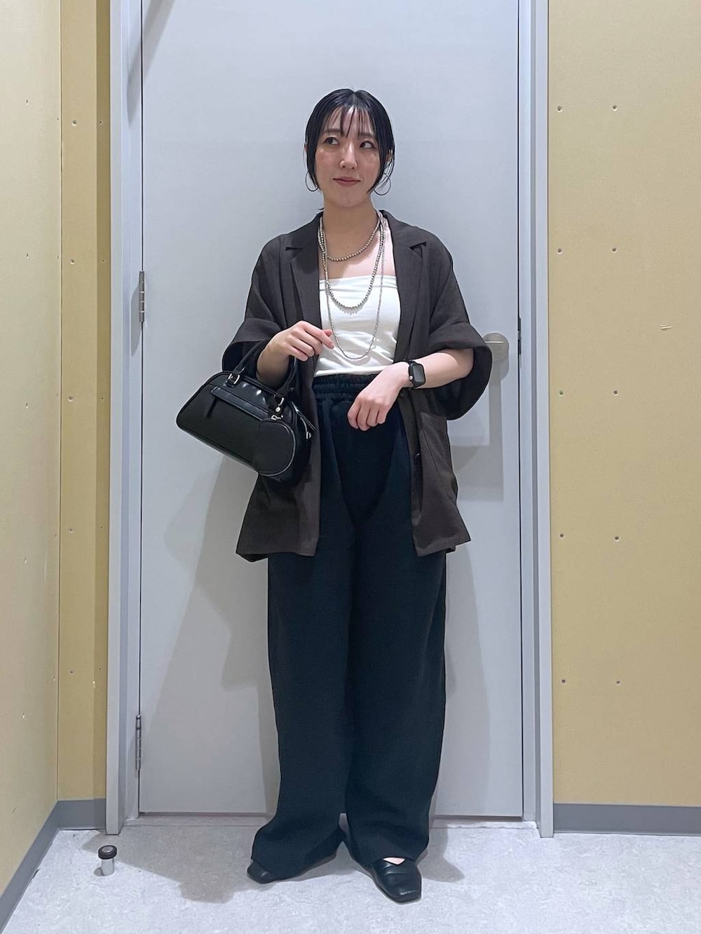 「低身長、カジュアル、ベーシック/シンプル、高見え、ゆったり、シンプルコーデ、大人カジュアル、きれいめカジュアル、モノトーン」｜「LOWRYS FARMのバスケットジャケットＳＳ　491984（テーラードジャケット、ブラウン系）」を使った、manaさん（レディース・153cm）の春コーディネートの4枚目の写真