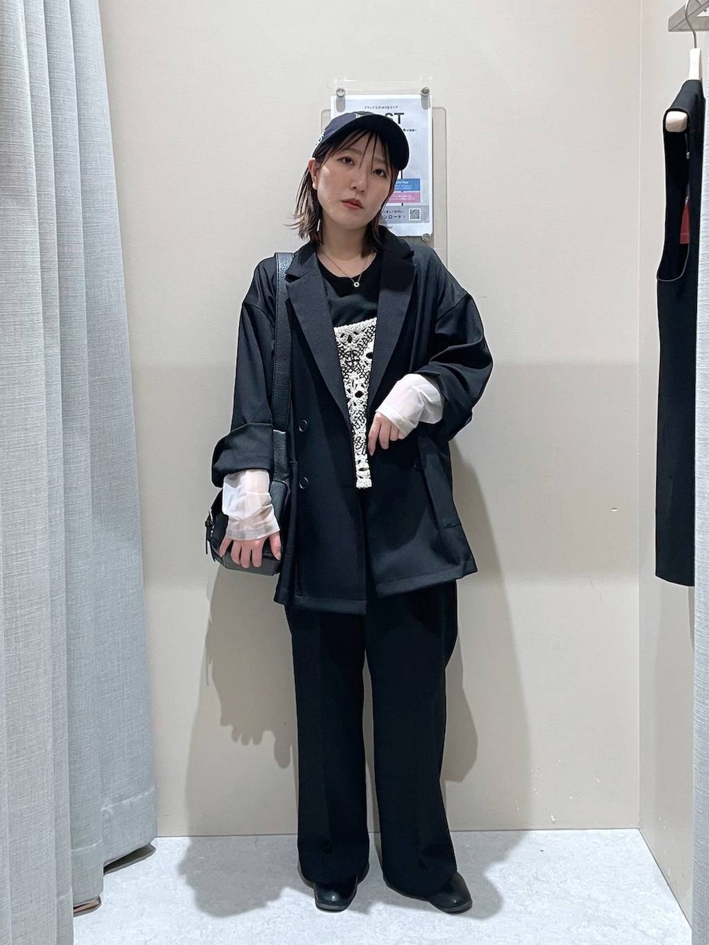 ブラック系のTシャツ/カットソー、その他のベスト、ブラック系のその他パンツを着用したレディースの冬コーディネートの2枚目の写真