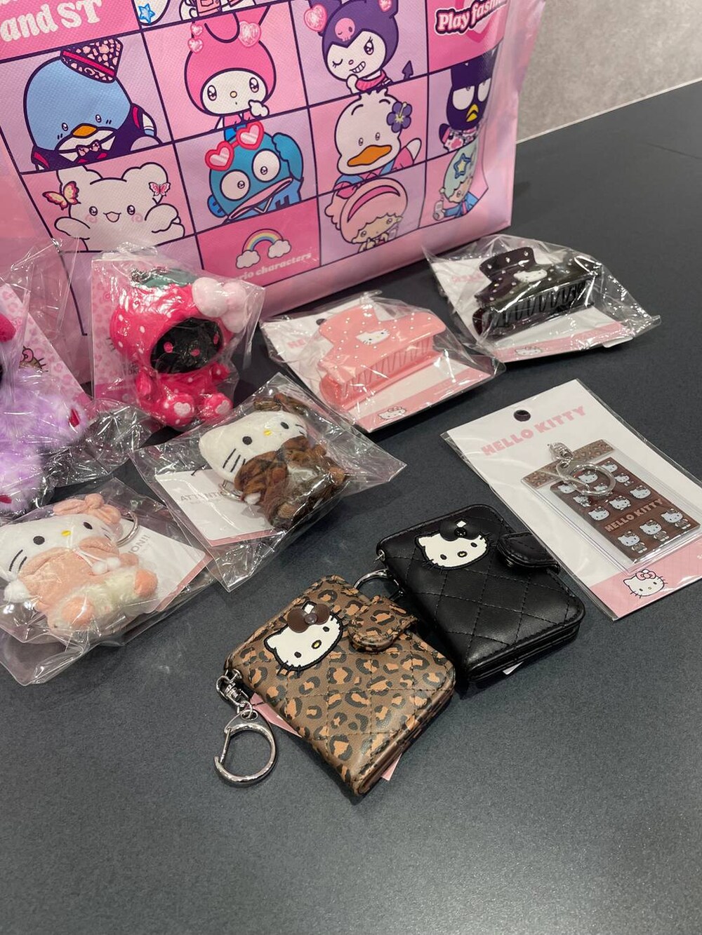 その他のキーホルダー、ピンク系のバレッタ/ヘアクリップ、パープル系のチャームを着用したレディースの秋コーディネートの2枚目の写真