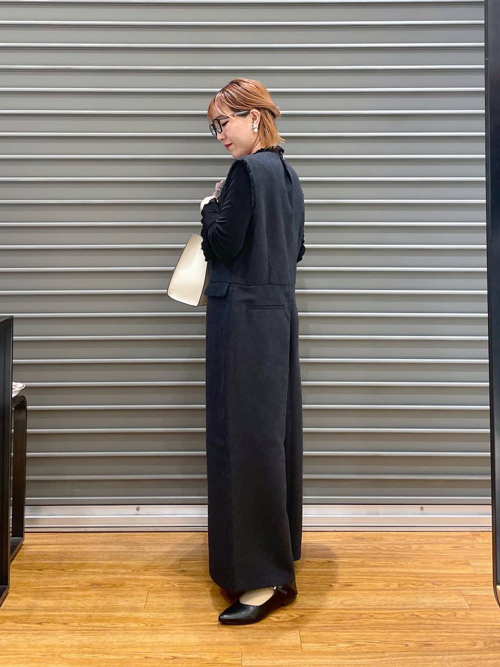 ブラック系のサロペット/オーバーオール、ホワイト系のショルダーバッグ、ブラック系のショルダーバッグを着用したレディースの冬コーディネートの3枚目の写真