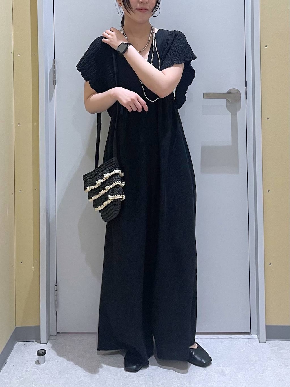 「大人カジュアル、低身長、カジュアル、ベーシック/シンプル、高見え、ゆったり、モノトーン、シンプルコーデ、きれいめカジュアル」｜「LAKOLEのペーパーフリルショルダーバッグ / 286390（ショルダーバッグ、ブラック系）」を使った、manaさん（レディース・153cm）の春コーディネートの2枚目の写真