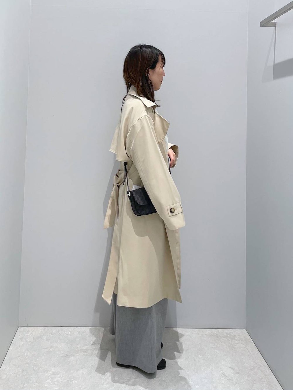 「低身長、カジュアル、ベーシック/シンプル、体型カバー、高見え、ゆったり、LEPSIM」｜「GLOBAL WORKのヘビロッTEEワイドプリント長袖/147641（Tシャツ/カットソー、グレー系）」を使った、manaさん（レディース・153cm）の春コーディネートの2枚目の写真