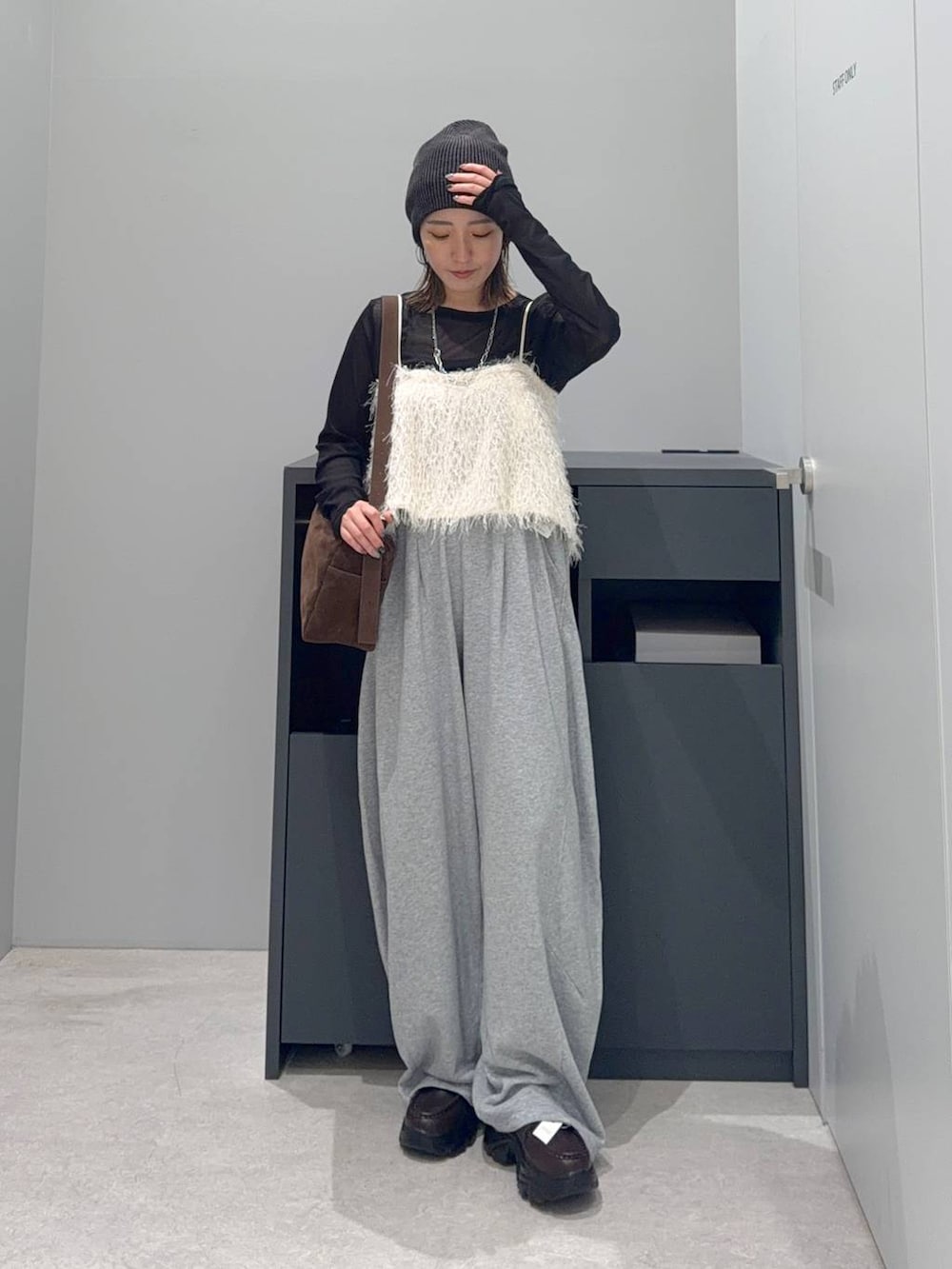 グレー系のスウェットパンツ、ブラック系のTシャツ/カットソー、ブラウン系のローファーを着用したレディースの夏コーディネートの2枚目の写真