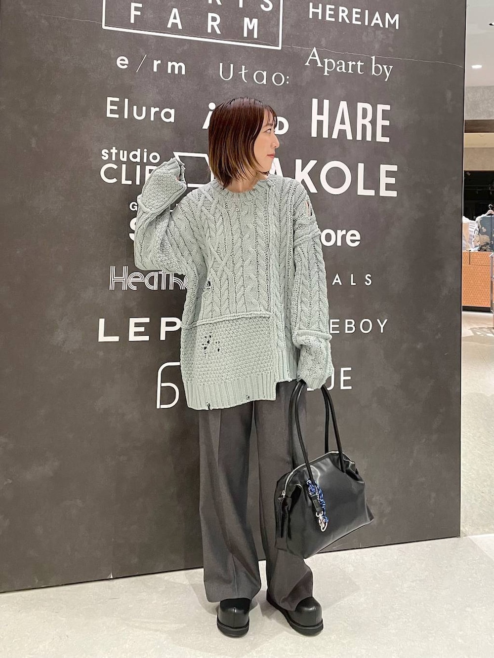 ブラック系のボストンバッグ、グレー系のその他パンツ、ブラック系のその他シューズを着用したレディースの秋コーディネートの3枚目の写真