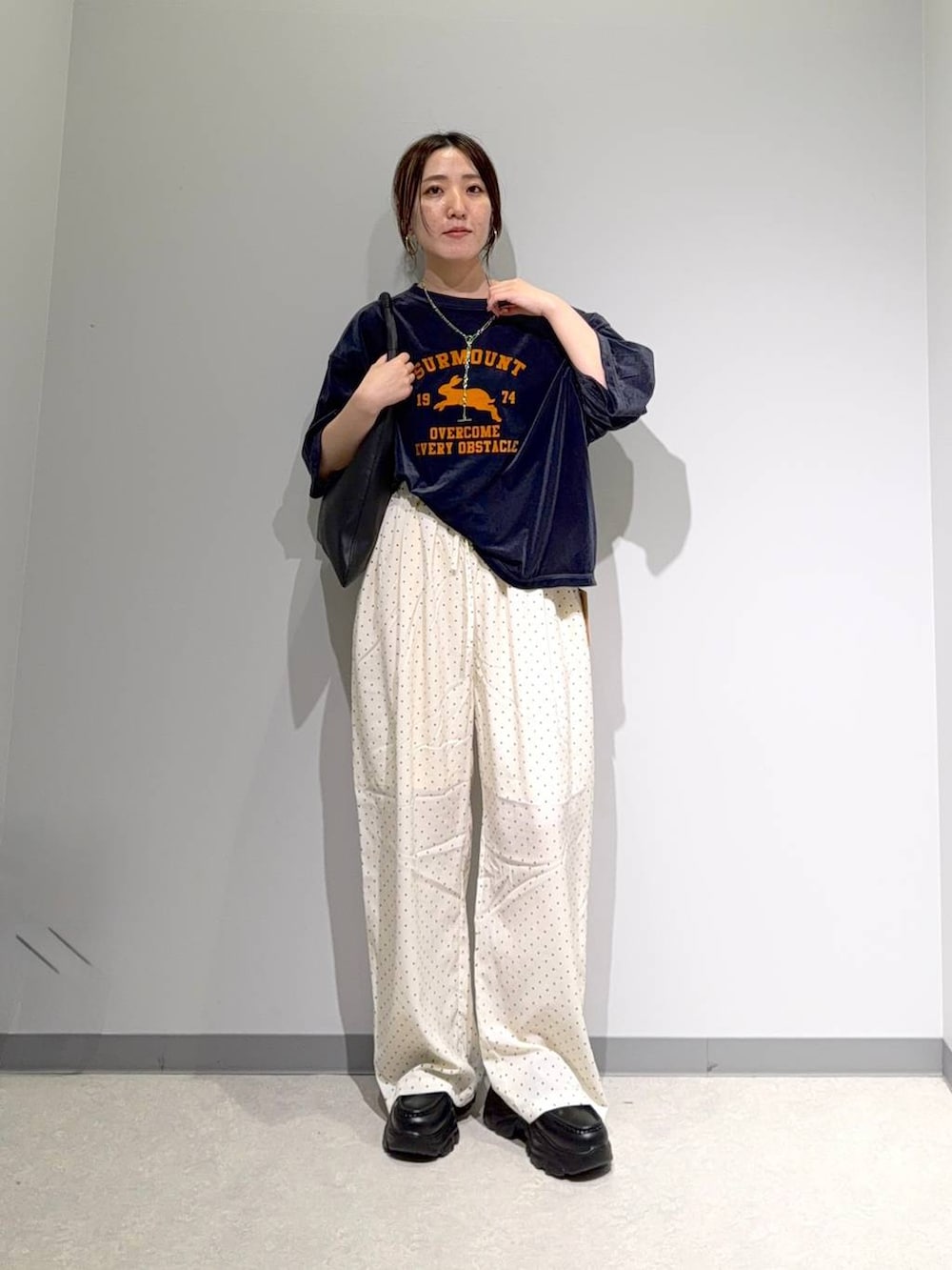 ブルー系のTシャツ/カットソー、ブラック系のトートバッグ、ブラック系のローファーを着用したレディースの夏コーディネートの3枚目の写真