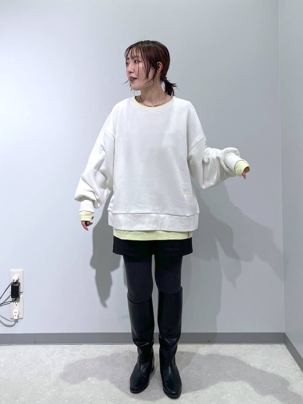 ブラック系のその他パンツ、ホワイト系のスウェットを着用したレディースの冬コーディネートの5枚目の写真