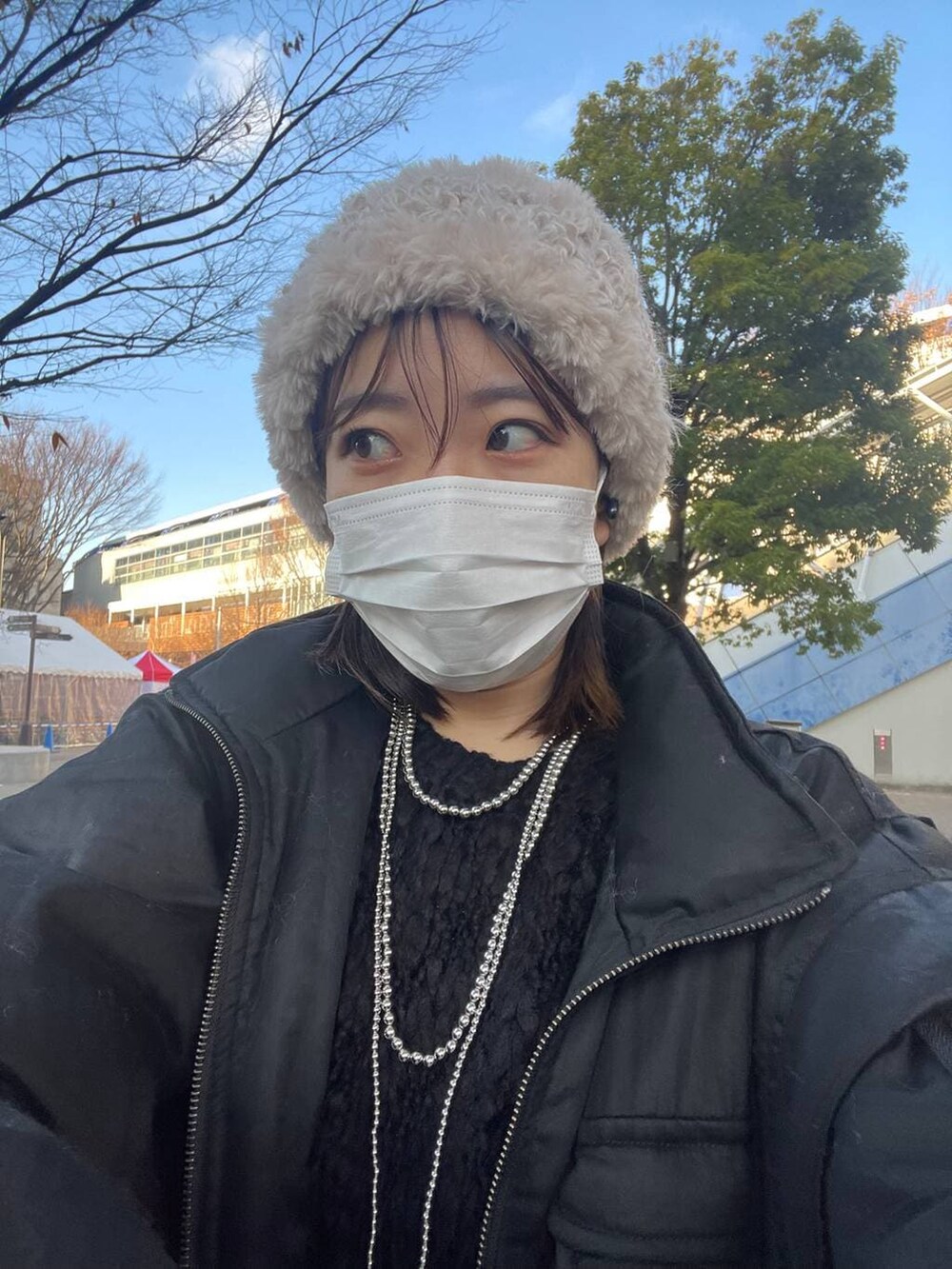 ブラック系のブルゾン、ブラック系のスウェットパンツ、ホワイト系のニット/セーターを着用したレディースの冬コーディネートの3枚目の写真