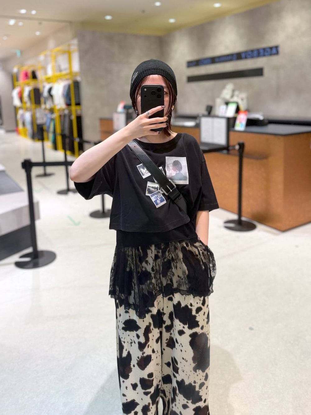 ベージュ系のその他パンツ、ブラック系のTシャツ/カットソー、ブラック系のショルダーバッグを着用したレディースの夏コーディネートの2枚目の写真