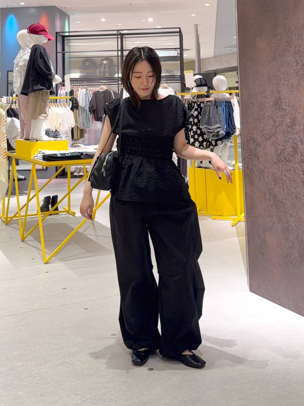 ブラック系のショルダーバッグ、ブラック系のその他パンツ、ブラック系のシャツ/ブラウスを着用したレディースの夏コーディネートの2枚目の写真