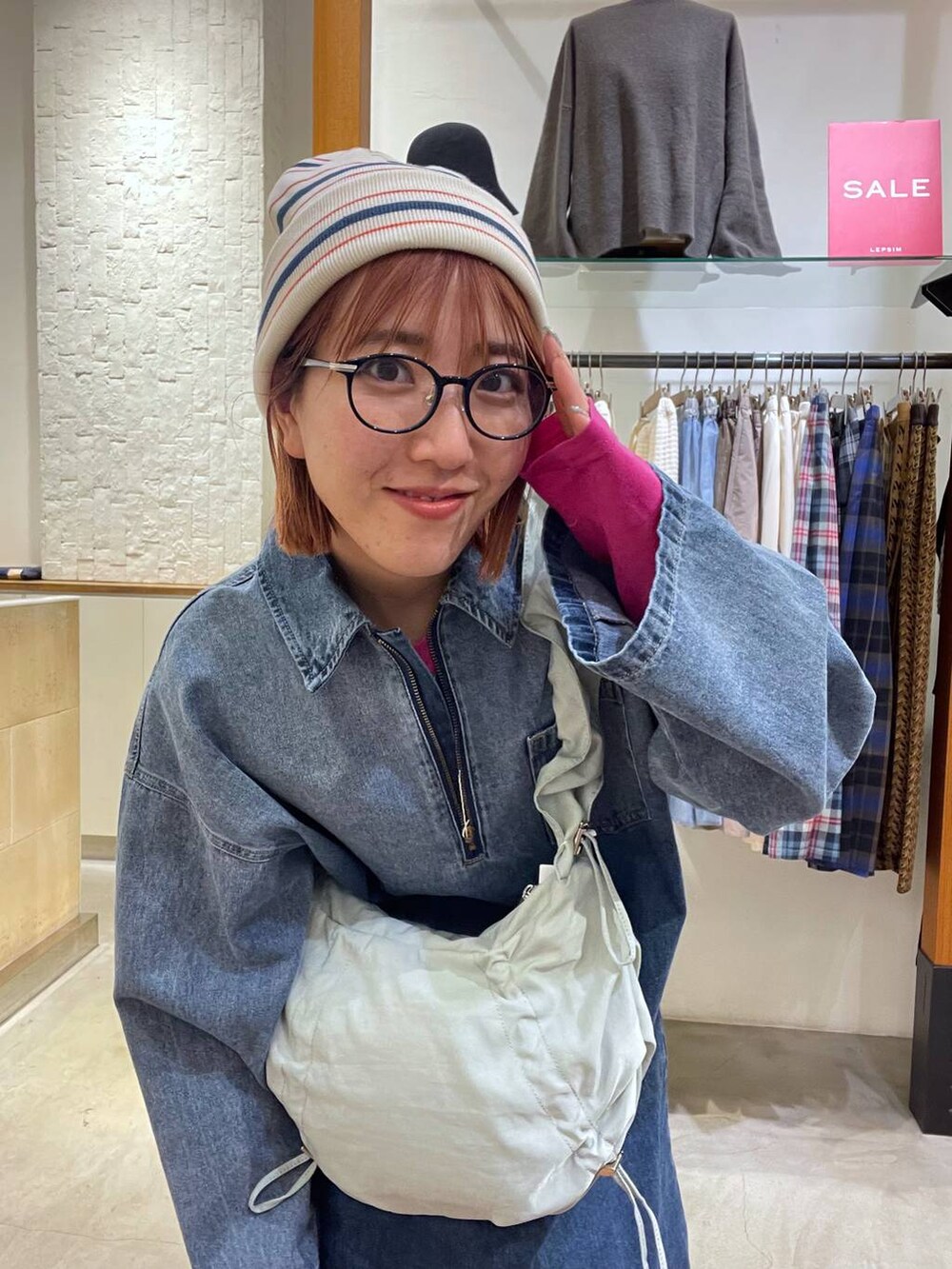 ブラック系のその他パンツ、ブラウン系のブーツ、グレー系のショルダーバッグを着用したレディースの冬コーディネートの3枚目の写真