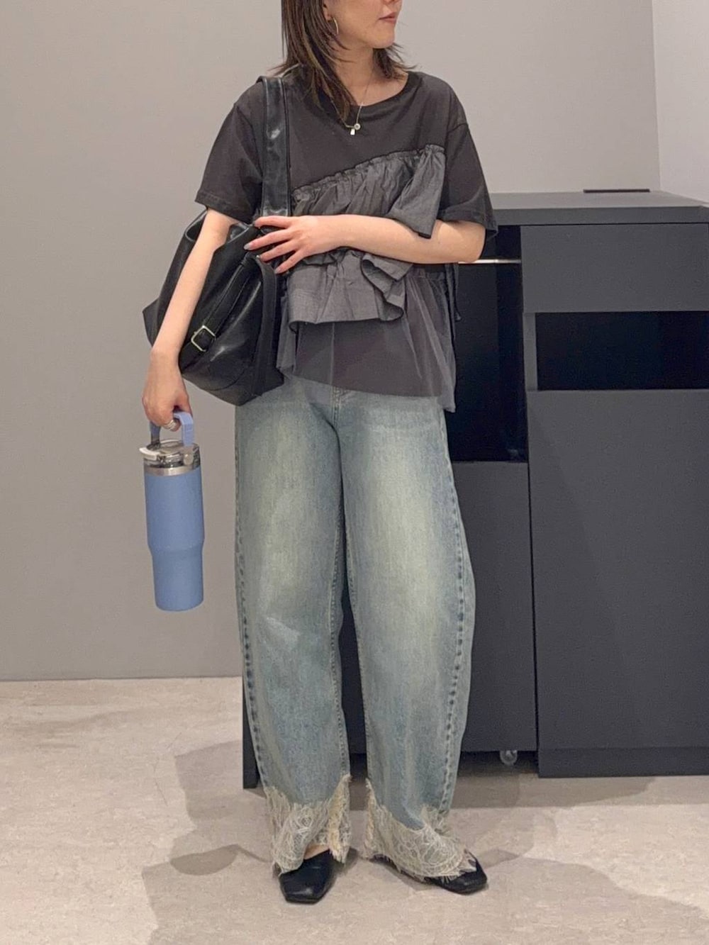 ブルー系のデニムパンツ、グレー系のTシャツ/カットソー、ブラック系のショルダーバッグを着用したレディースの夏コーディネートの2枚目の写真