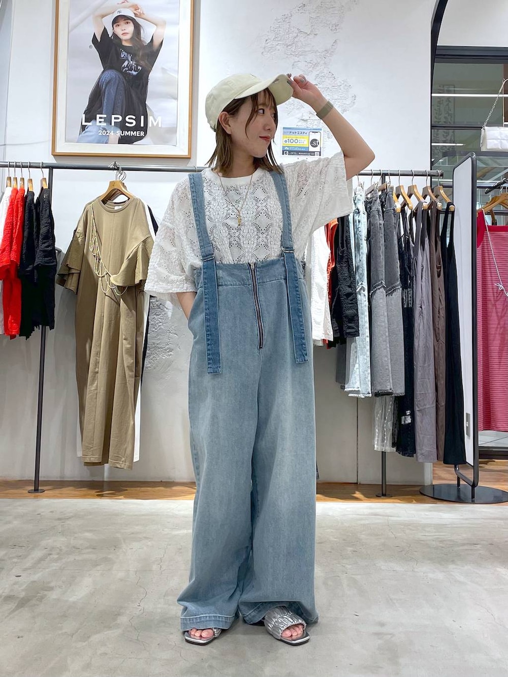 ブルー系のデニムパンツ、ホワイト系のTシャツ/カットソー、グレー系のサンダルを着用したレディースの夏コーディネートの2枚目の写真