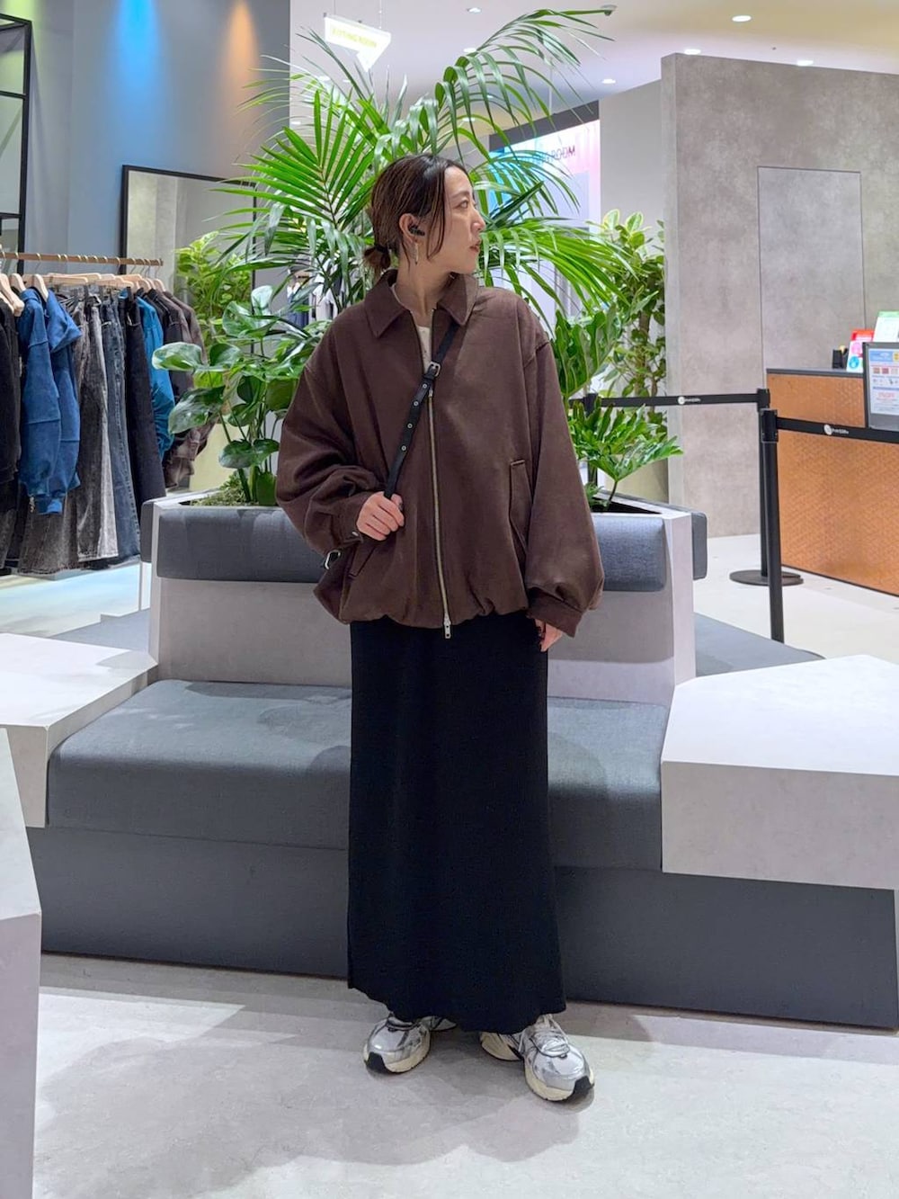 ブラック系のショルダーバッグ、その他のTシャツ/カットソー、ブラウン系のブルゾンを着用したレディースの秋コーディネートの2枚目の写真