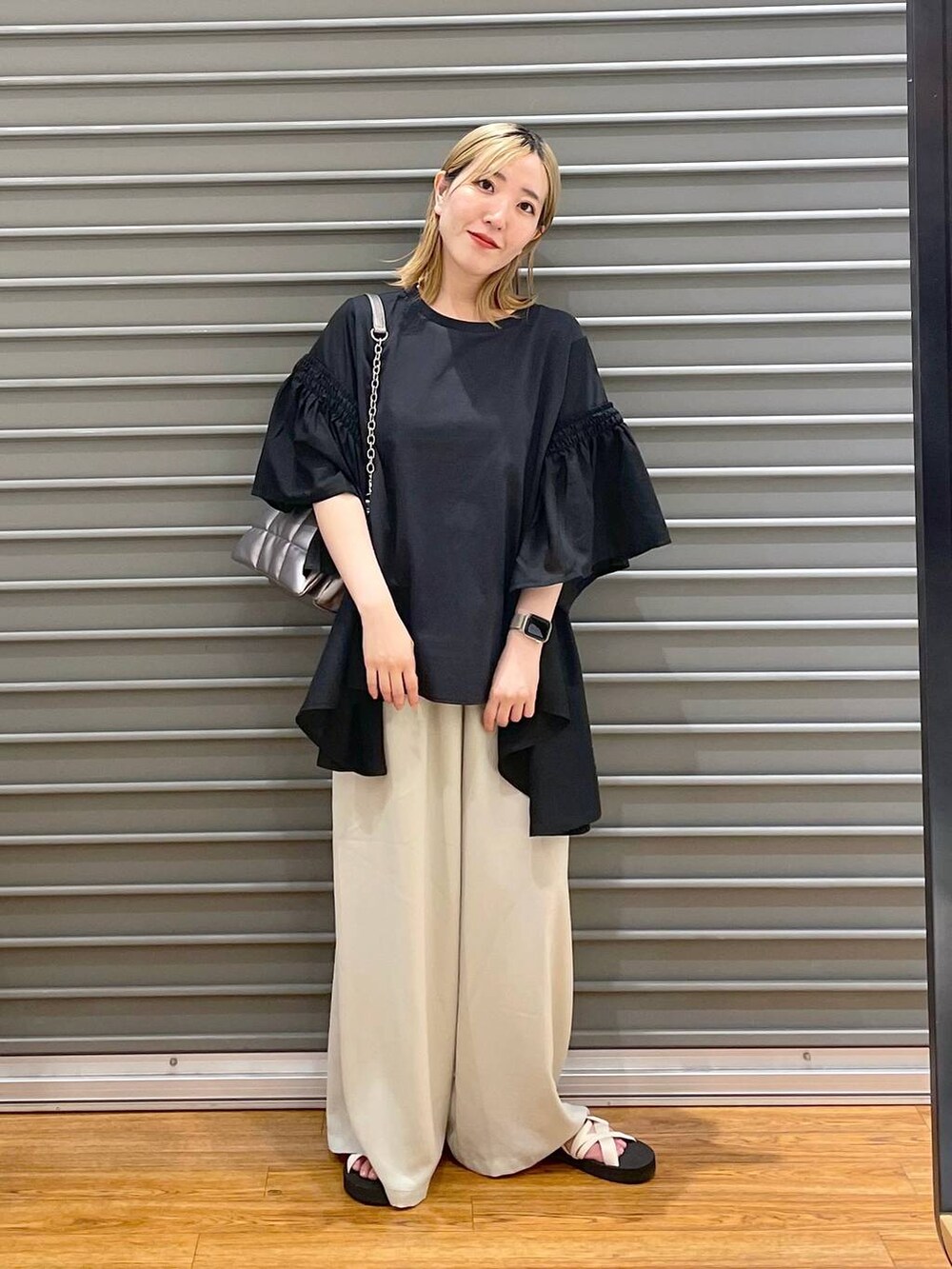 その他のショルダーバッグ、ベージュ系のその他パンツ、ホワイト系のサンダルを着用したレディースの夏コーディネートの2枚目の写真