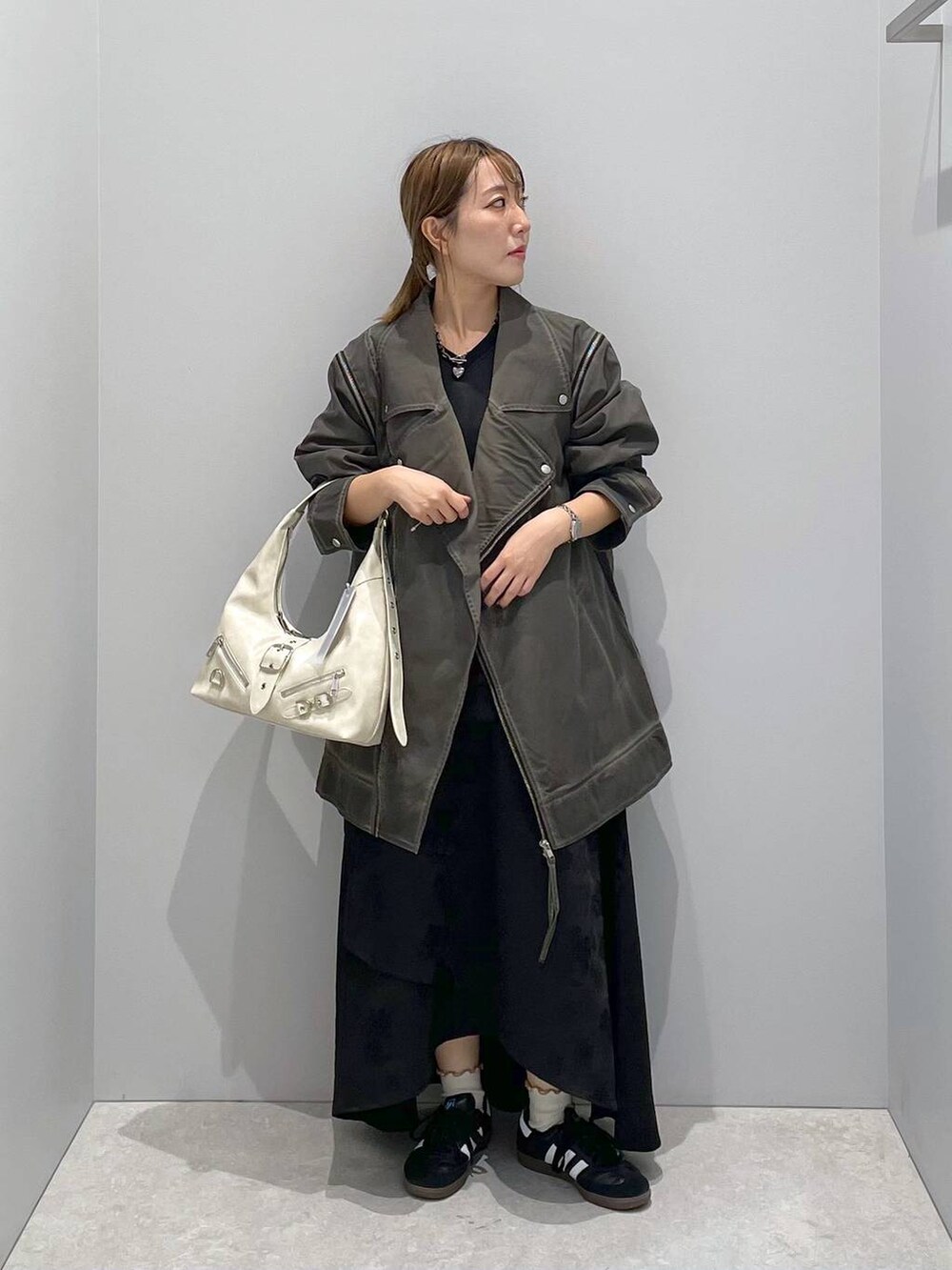 「体型カバー、高見え、ゆったり、LEPSIM、低身長、カジュアル、ベーシック/シンプル」｜「JEANASISのカコウBIGライダース/145147（ライダースジャケット、ブラウン系）」を使った、manaさん（レディース・153cm）の秋コーディネートの3枚目の写真