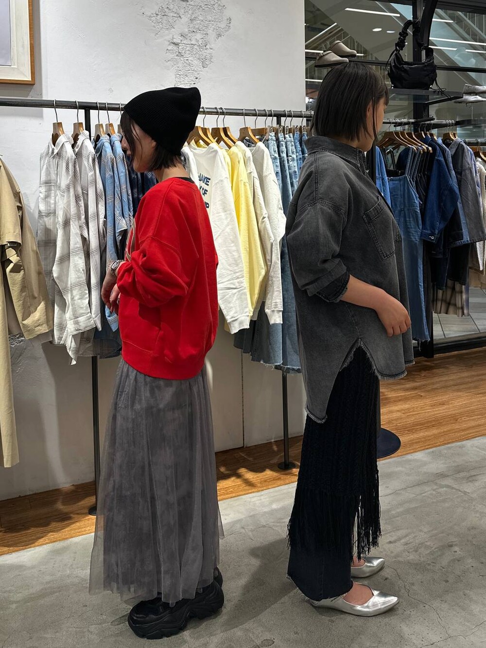 レッド系のスウェット、ホワイト系のスカート、グレー系のシャツ/ブラウスを着用したレディースの春コーディネートの2枚目の写真