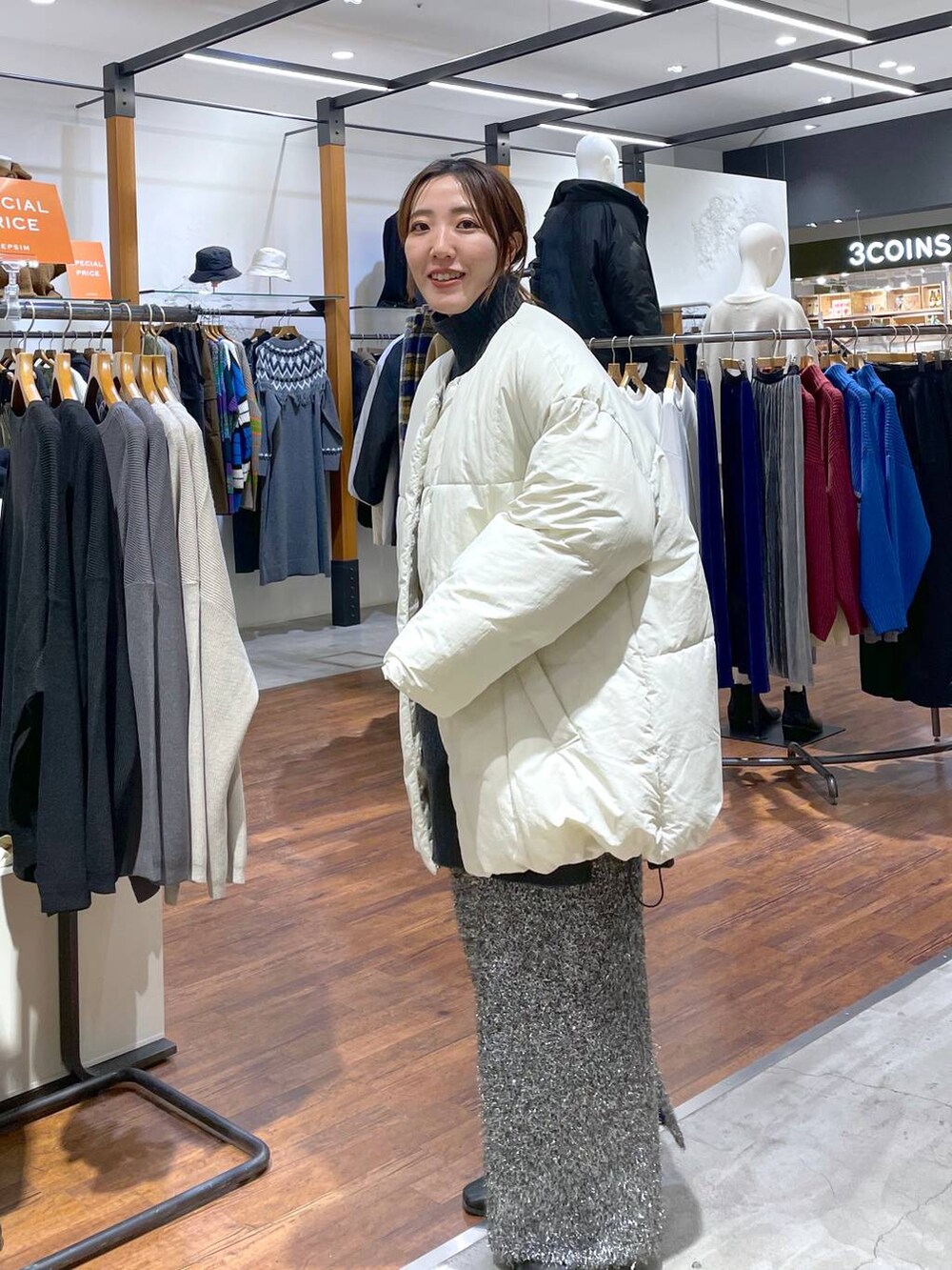 グレー系のTシャツ/カットソー、ホワイト系のその他アウター、ブラック系のスカートを着用したレディースの冬コーディネートの3枚目の写真