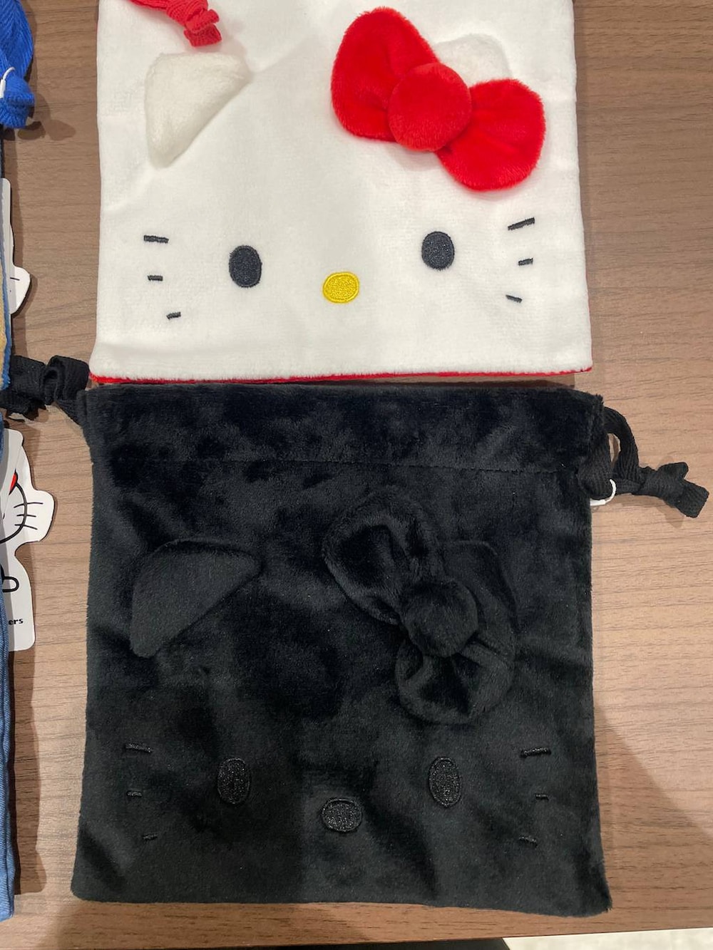 ブラック系のポーチを着用したレディースの冬コーディネートの2枚目の写真