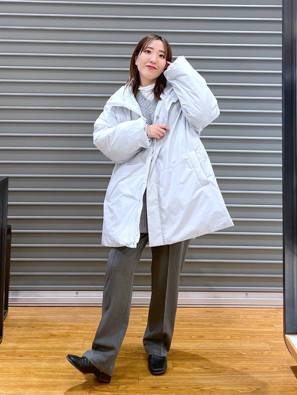 グレー系のその他パンツ、グレー系のニット/セーター、ホワイト系のTシャツ/カットソーを着用したレディースの秋コーディネートの3枚目の写真
