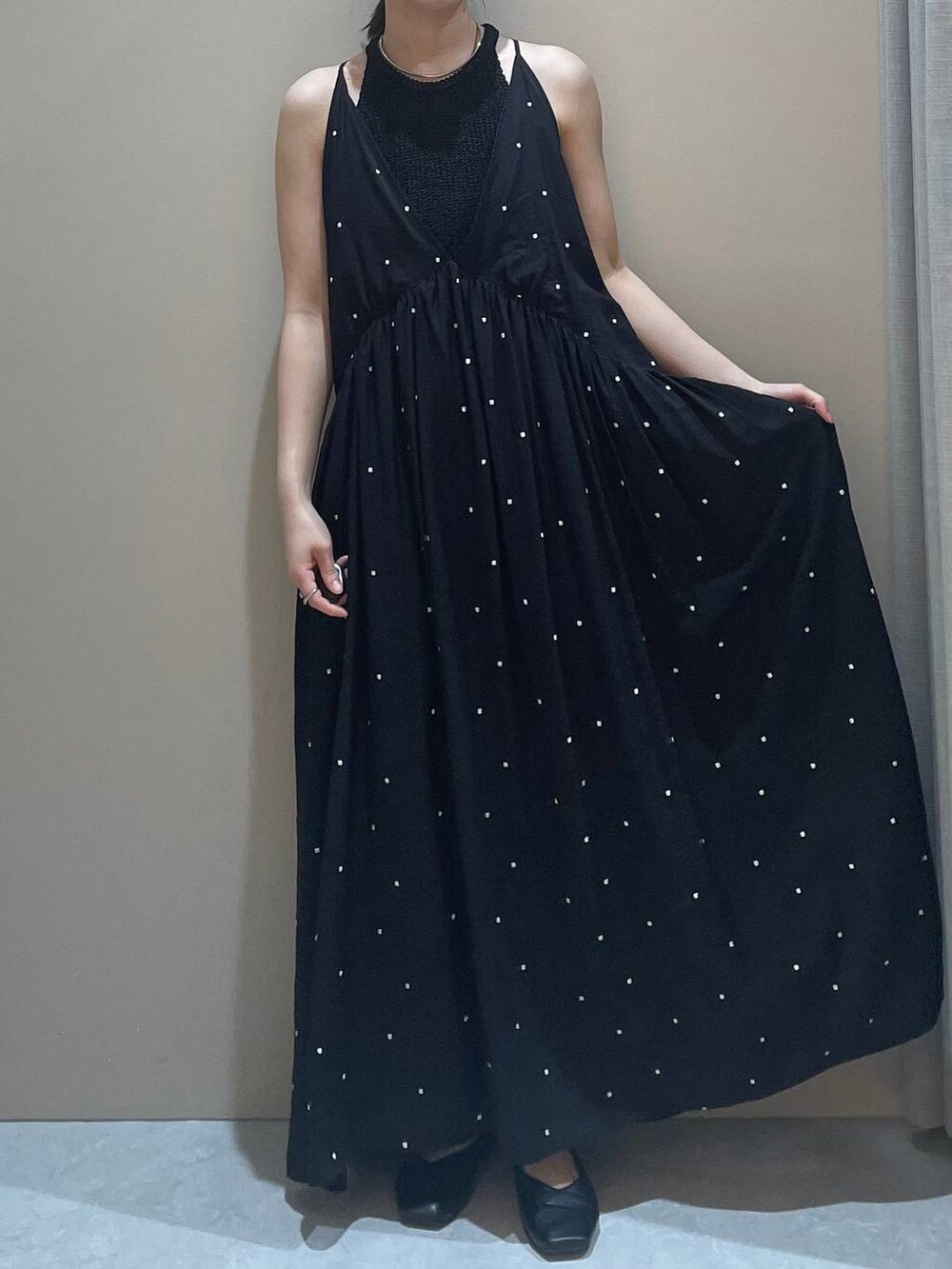 ブラック系のキャミソール、ブラック系のワンピースを着用したレディースの夏コーディネートの3枚目の写真