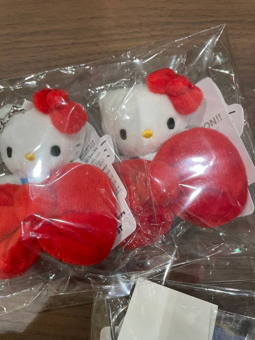 ホワイト系のキーホルダーを着用したレディースの冬コーディネートの2枚目の写真