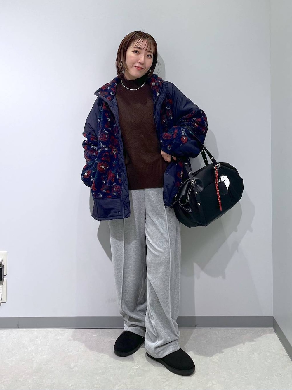 ブルー系のその他アウター、グレー系のその他パンツ、ブラウン系のニット/セーターを着用したレディースの冬コーディネートの2枚目の写真