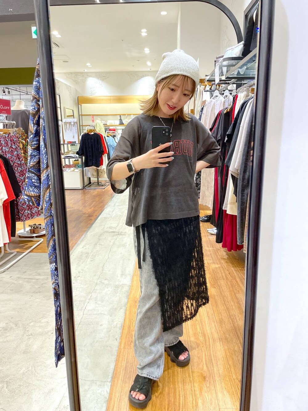 グレー系のその他トップス、ブラック系のスカート、グレー系のデニムパンツを着用したレディースの夏コーディネートの3枚目の写真