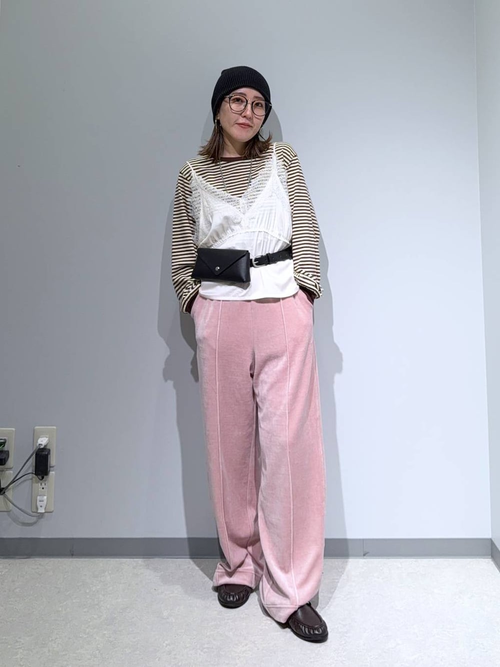 ホワイト系のキャミソール、ブラウン系のローファー、イエロー系のTシャツ/カットソーを着用したレディースの秋コーディネートの3枚目の写真