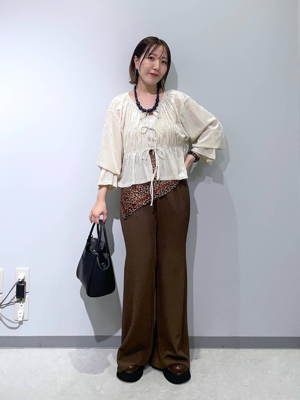 ブラウン系のその他パンツ、ブラック系のショルダーバッグ、ブラウン系のサンダルを着用したレディースの夏コーディネートの2枚目の写真