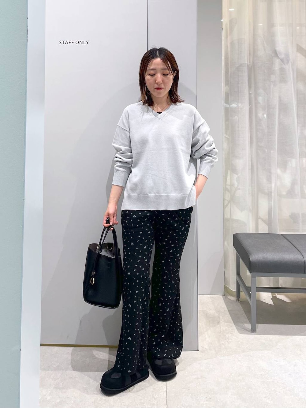 ブラック系のトートバッグ、グレー系のニット/セーター、ブラック系のその他パンツを着用したレディースの春コーディネートの3枚目の写真