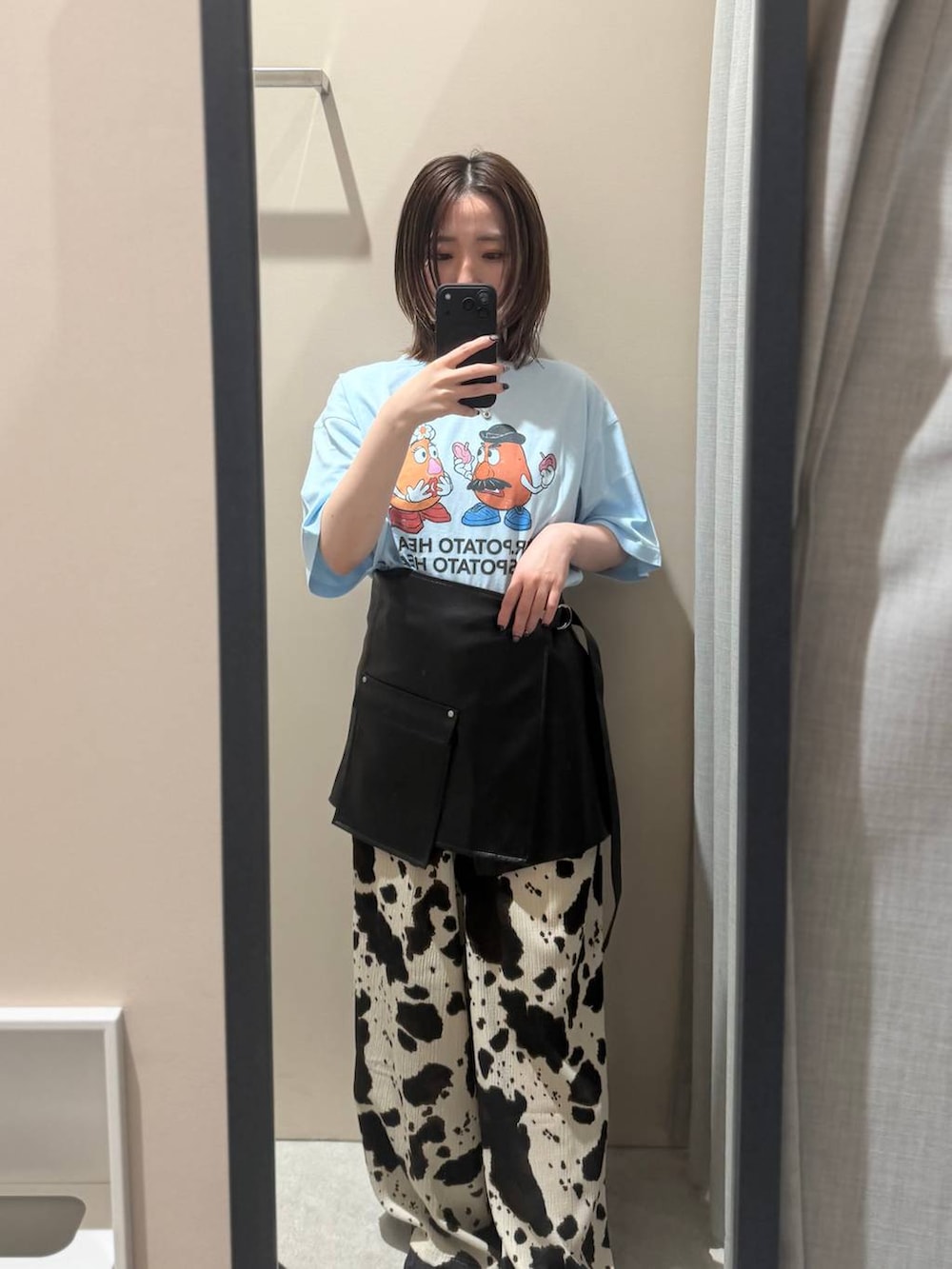 ベージュ系のその他パンツ、ブルー系のTシャツ/カットソー、ブラック系のベルトを着用したレディースの夏コーディネートの4枚目の写真