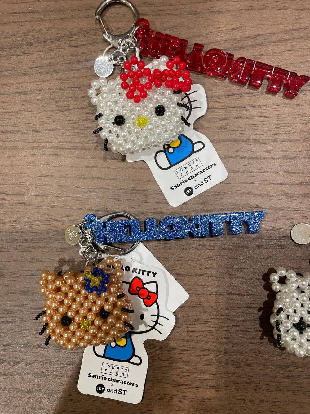 ブラック系のキーホルダーを着用したレディースの冬コーディネートの2枚目の写真