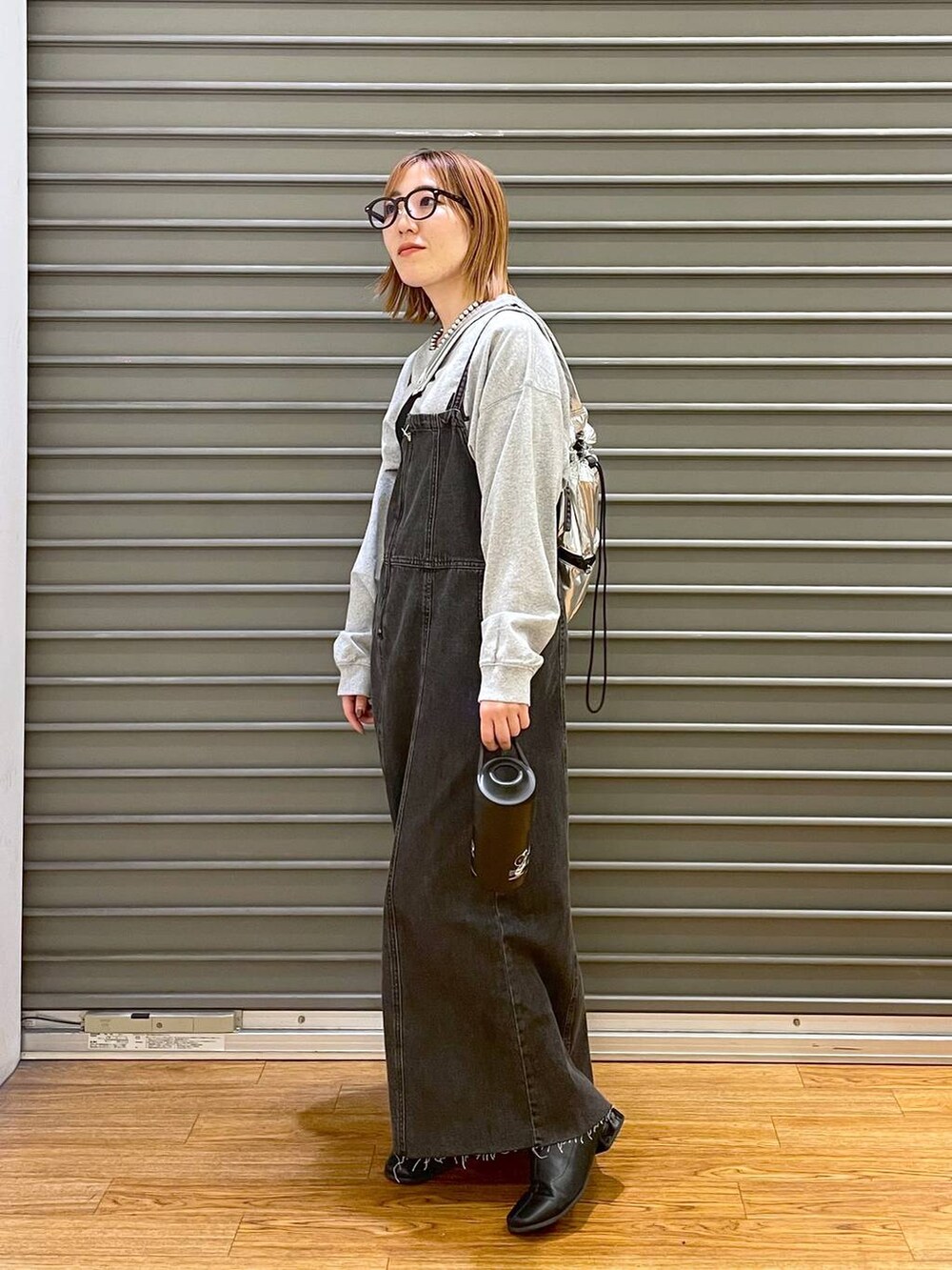 グレー系のTシャツ/カットソー、シルバー系のショルダーバッグ、グレー系のワンピースを着用したレディースの冬コーディネートの4枚目の写真