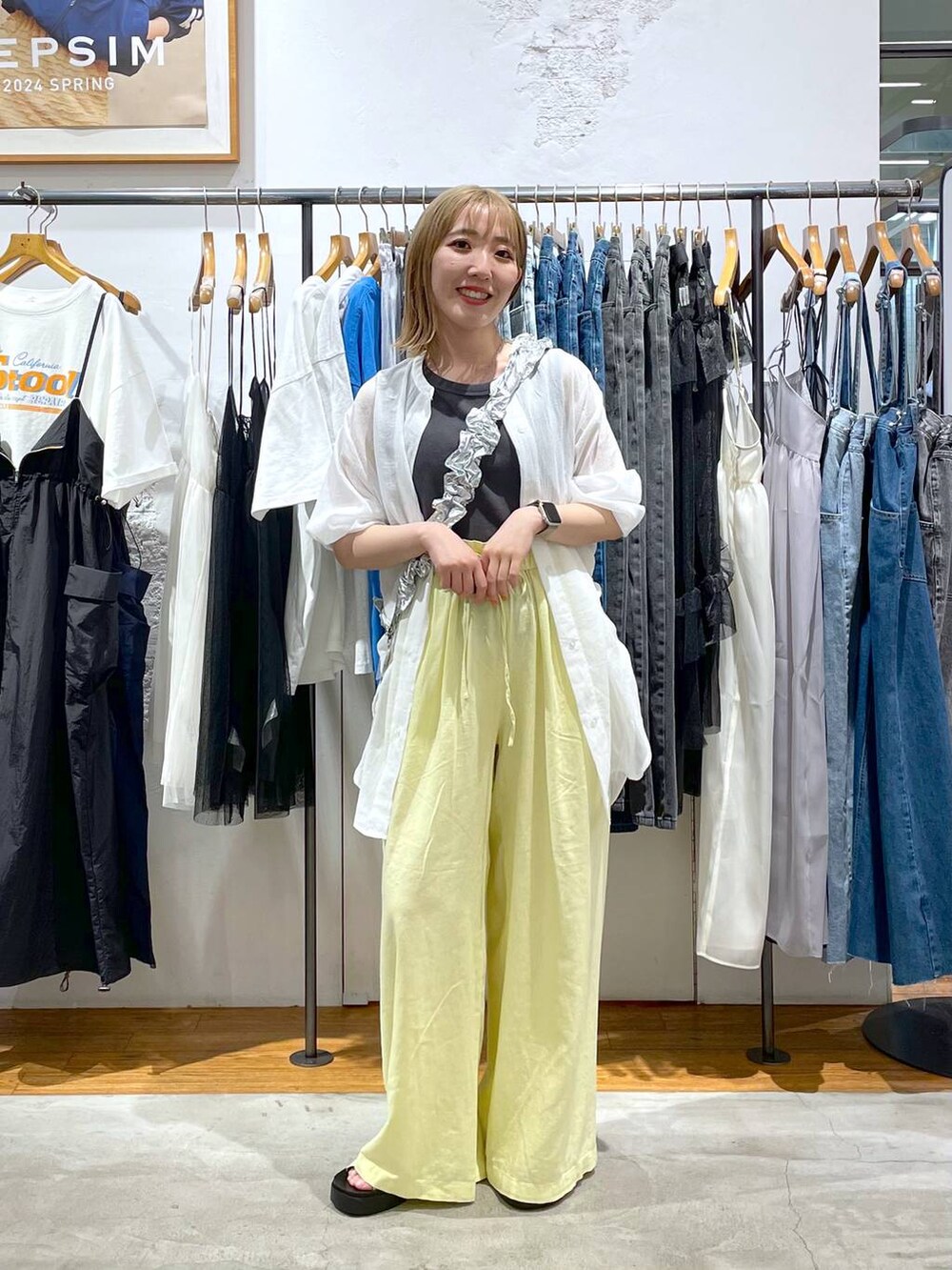 イエロー系のその他パンツ、ホワイト系のサンダル、ホワイト系のシャツ/ブラウスを着用したレディースの春コーディネートの2枚目の写真