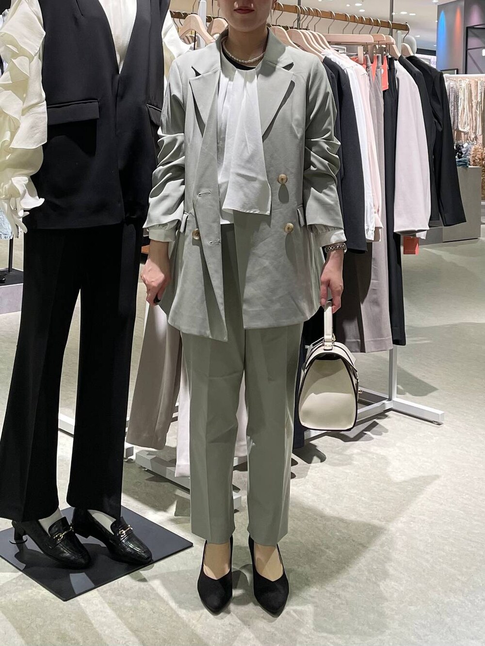 グリーン系のその他パンツ、ホワイト系のシャツ/ブラウス、グリーン系のテーラードジャケットを着用したレディースの冬コーディネートの2枚目の写真