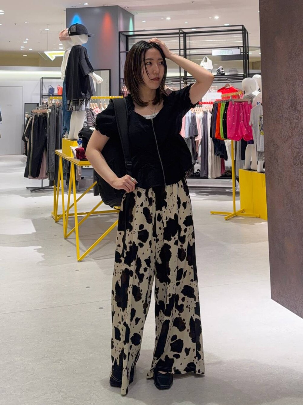 ホワイト系のTシャツ/カットソー、ブラック系のバックパック/リュック、ベージュ系のその他パンツを着用したレディースの夏コーディネートの2枚目の写真