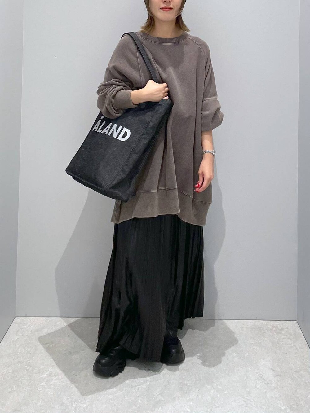 「ベーシック/シンプル、体型カバー、高見え、ゆったり、カジュアル、LEPSIM、低身長」｜「ALANDの【UNISEX】ALAND／デニムマチツキトート 2100102（トートバッグ、ブラック系）」を使った、manaさん（レディース・153cm）の秋コーディネートの3枚目の写真