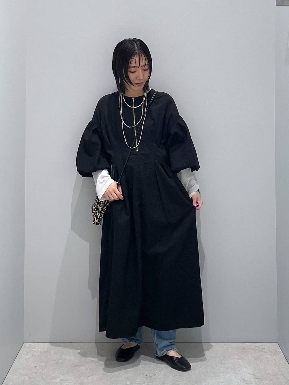 「低身長、カジュアル、ベーシック/シンプル、高見え、ゆったり、モノトーン、シンプルコーデ、大人カジュアル、きれいめカジュアル」｜「LOWRYS FARMのコクーンZIPワンピース　 133571（ワンピース、ブラック系）」を使った、manaさん（レディース・153cm）の夏コーディネートの3枚目の写真
