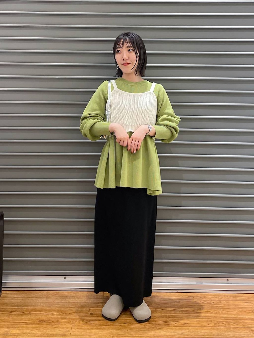 グリーン系のニット/セーター、ホワイト系のニット/セーター、ベージュ系のその他シューズを着用したレディースの春コーディネートの2枚目の写真