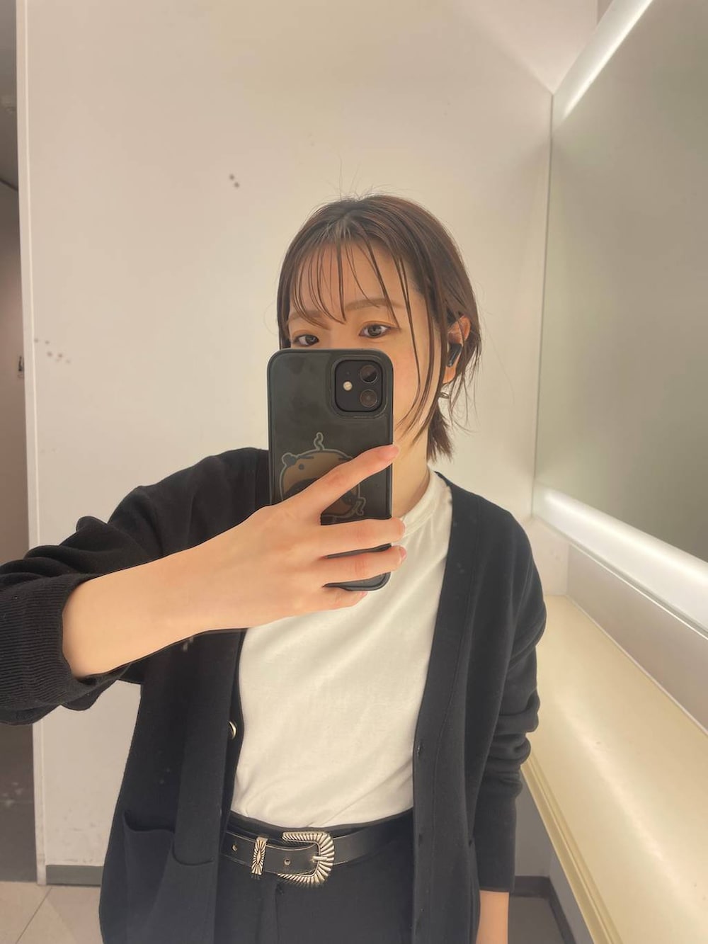 ブラック系のカーディガン/ボレロ、シルバー系のバレッタ/ヘアクリップを着用したレディースの春コーディネートの2枚目の写真