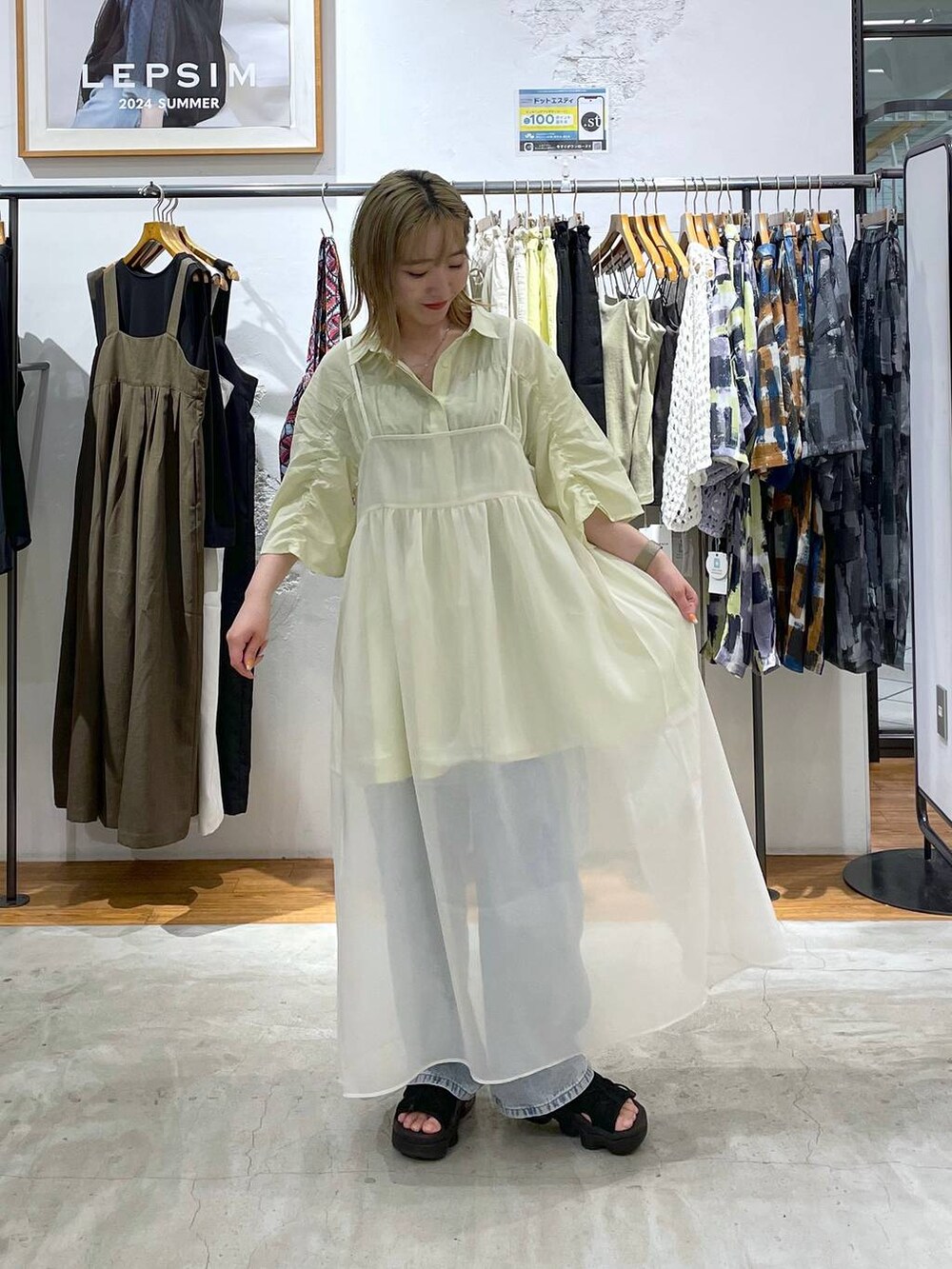 ホワイト系のワンピース、ブルー系のデニムパンツ、グリーン系のシャツ/ブラウスを着用したレディースの夏コーディネートの3枚目の写真